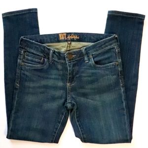 Petite mid-to-low rise skinny enzyme washed blue jeans